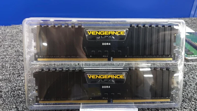 Kit de mémoire CORSAIR CMK32GX4M2A2666C16