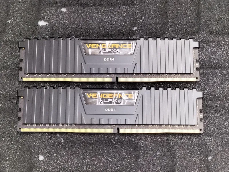 Mémoire PC CORSAIR CMK16GX4M2B3000C15