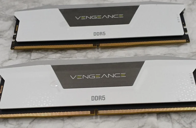 Mémoire CORSAIR CMH32GX5M2B6200C36W