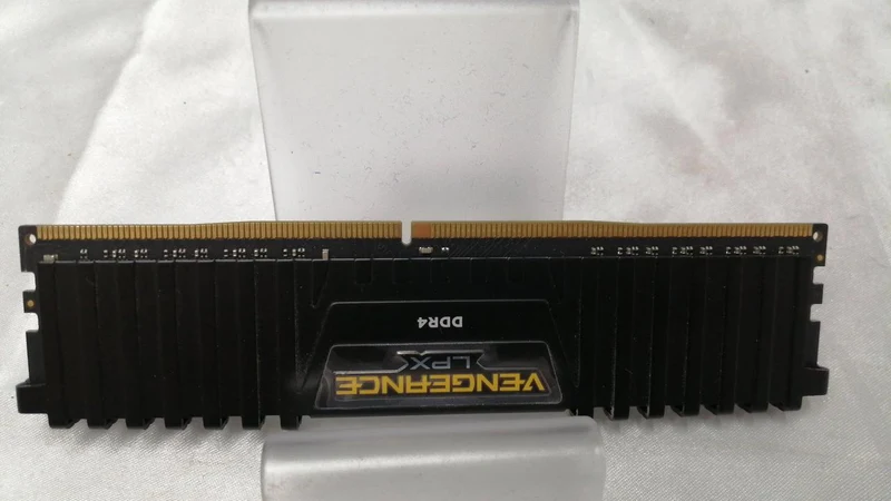 Mémoire PC CORSAIR CMK16GX4M2A2666C16