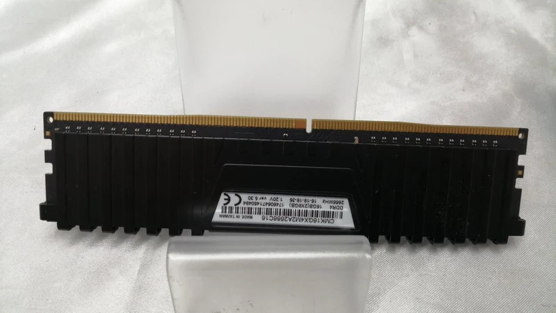 Mémoire PC CORSAIR CMK16GX4M2A2666C16