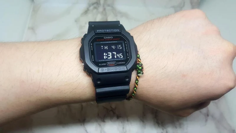 Montre Casio G-Shock DW-5600HR-1D noire pour homme, à mouvement quartz et affichage numérique (Livraison internationale disponible)