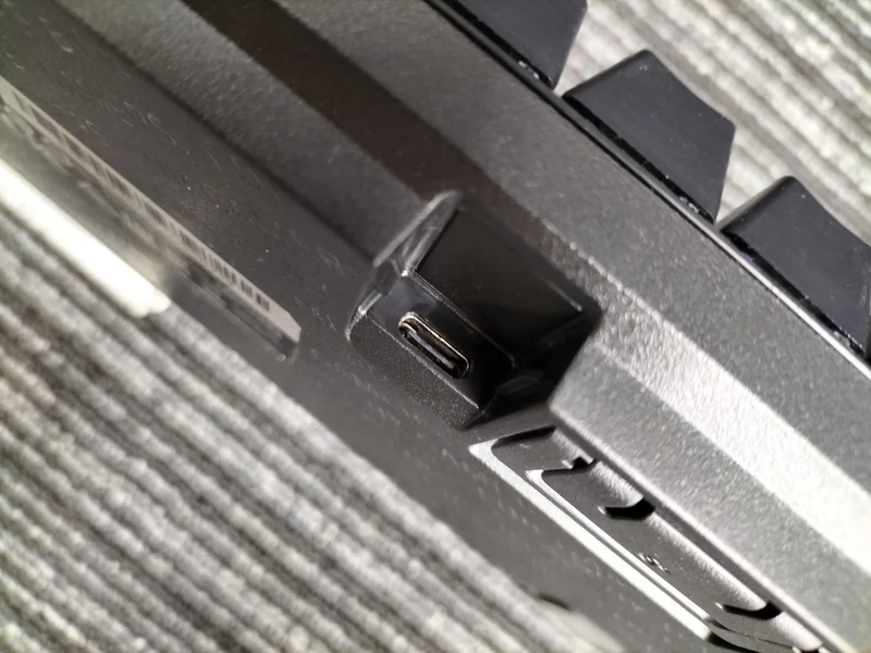 RAZER "When the desk is larger, the aim becomes sharper." HUNTSMAN MINI RZ03-0339